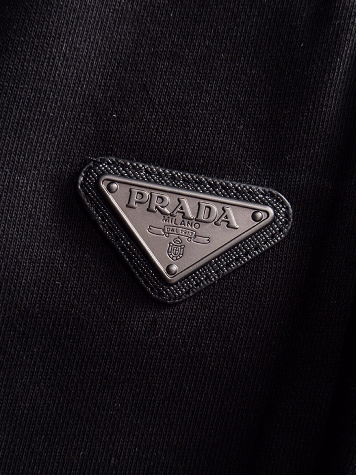  Prada 普拉达2025夏季最新品，同步有售，原单狠货，时尚休闲短裤，采用进口原版面料，顶级刺绣🪡工