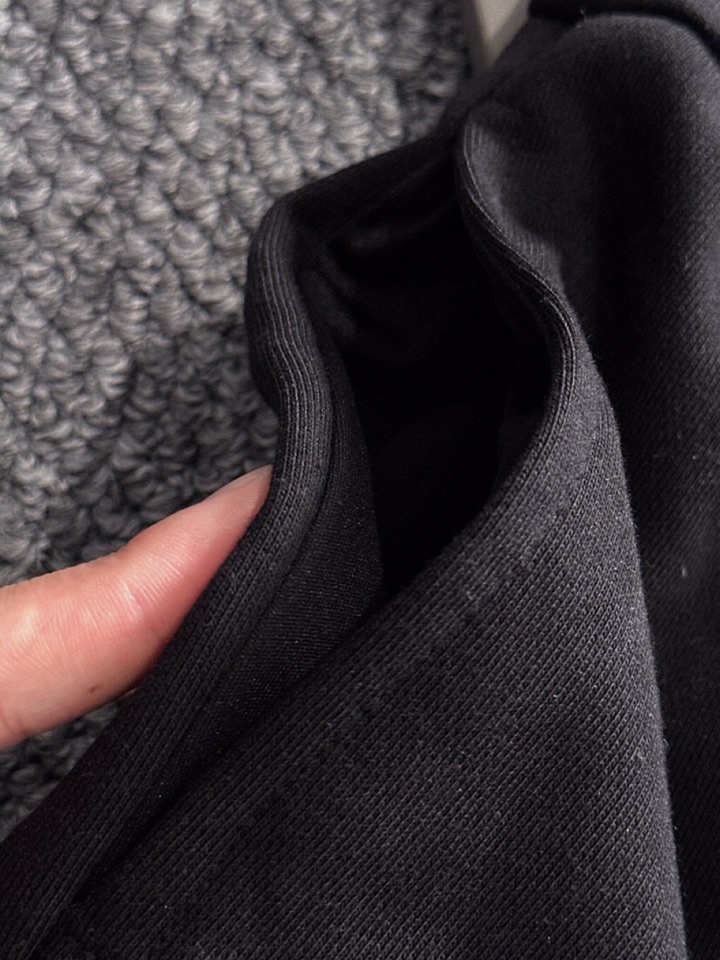  Prada 普拉达2025夏季最新品，同步有售，原单狠货，时尚休闲短裤，采用进口原版面料，顶级刺绣🪡工