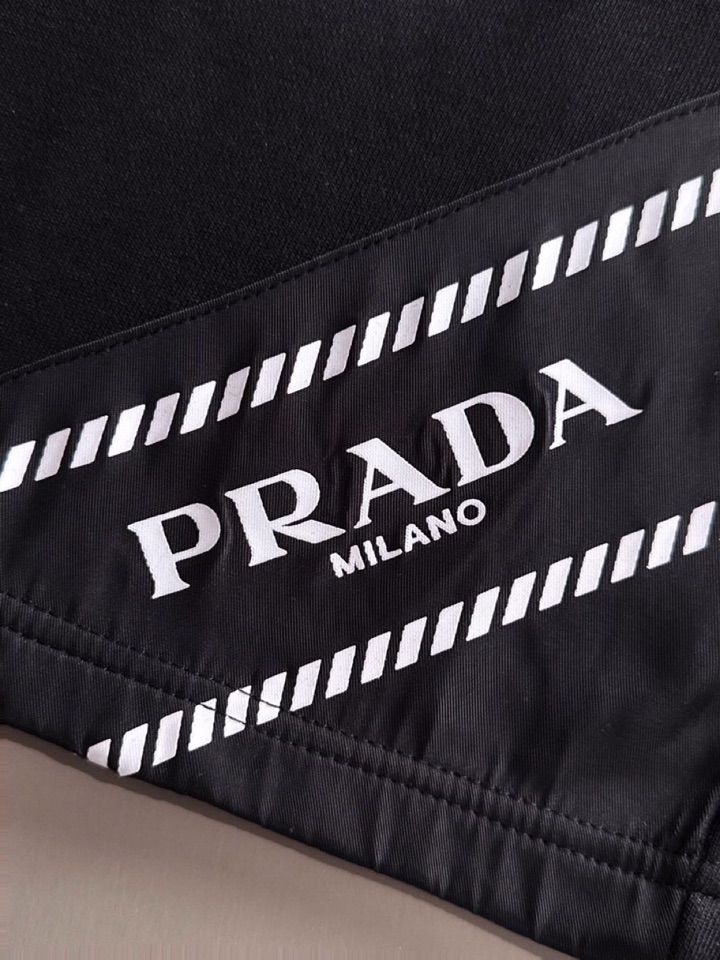  Prada 普拉达2025夏季最新品，同步有售，原单狠货，时尚休闲短裤，采用进口原版面料，顶级刺绣🪡工