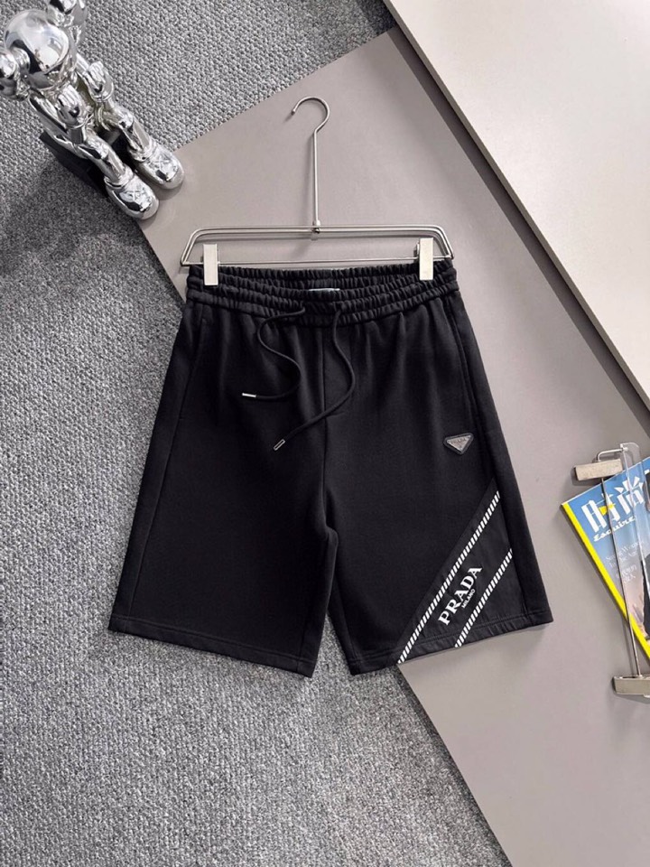  Prada 普拉达2025夏季最新品，同步有售，原单狠货，时尚休闲短裤，采用进口原版面料，顶级刺绣🪡工