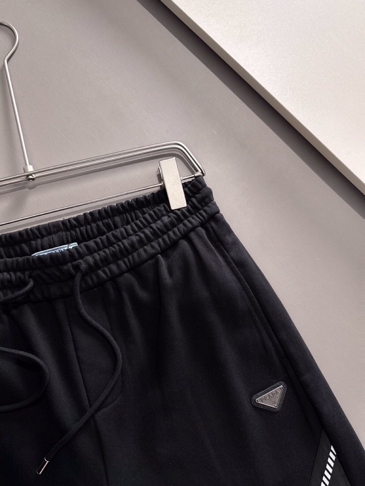  Prada 普拉达2025夏季最新品，同步有售，原单狠货，时尚休闲短裤，采用进口原版面料，顶级刺绣🪡工