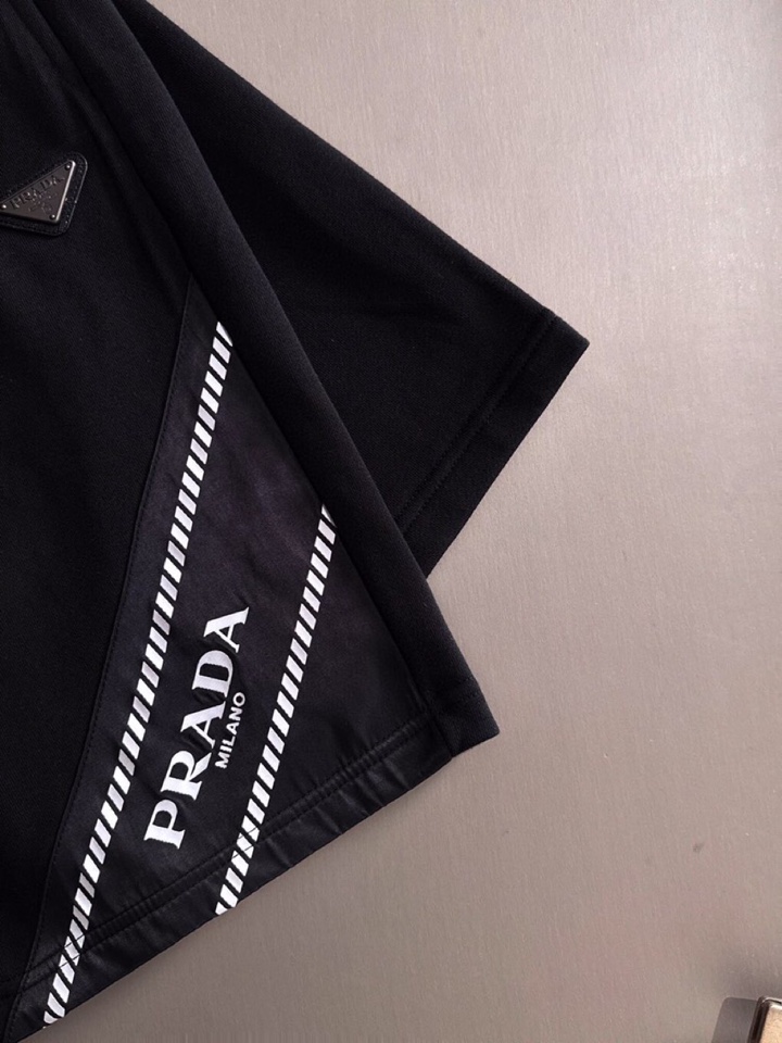  Prada 普拉达2025夏季最新品，同步有售，原单狠货，时尚休闲短裤，采用进口原版面料，顶级刺绣🪡工