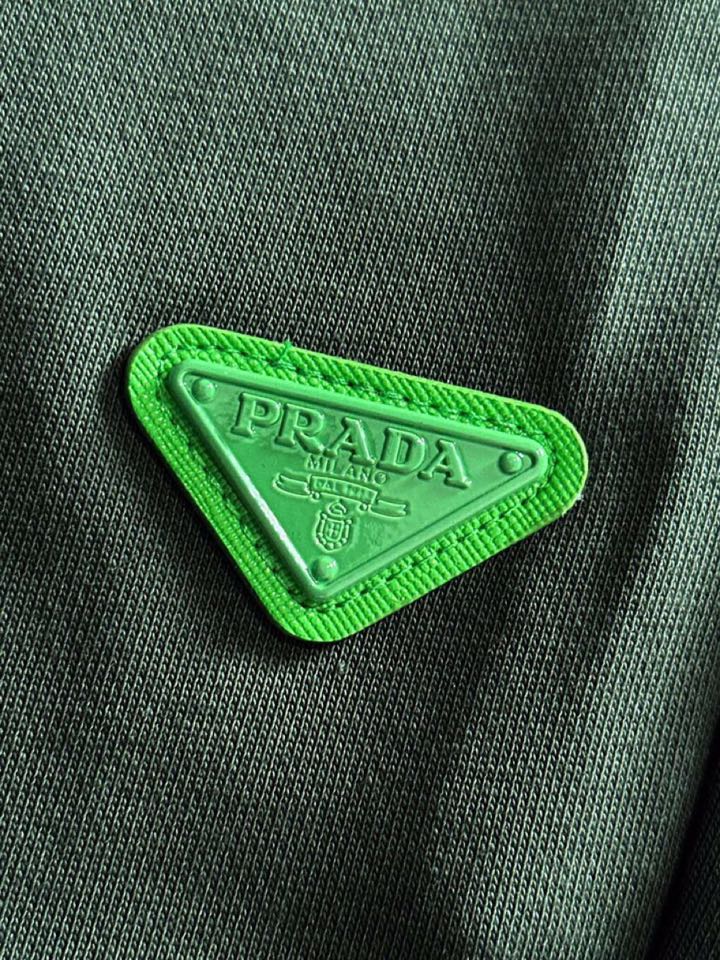  Prada 普拉达2025夏季最新品，同步有售，原单狠货，时尚休闲短裤，采用进口原版面料，顶级刺绣🪡工