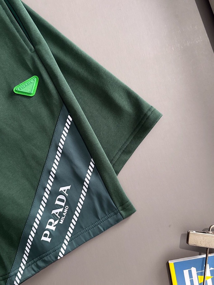  Prada 普拉达2025夏季最新品，同步有售，原单狠货，时尚休闲短裤，采用进口原版面料，顶级刺绣🪡工