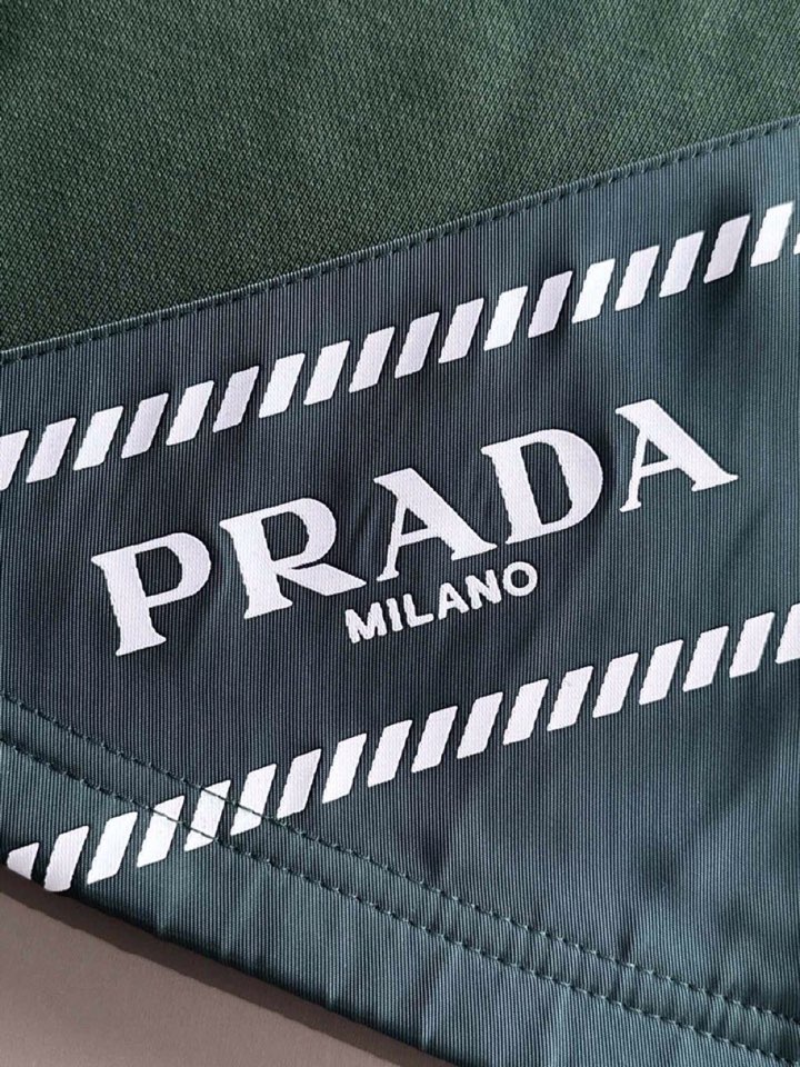  Prada 普拉达2025夏季最新品，同步有售，原单狠货，时尚休闲短裤，采用进口原版面料，顶级刺绣🪡工