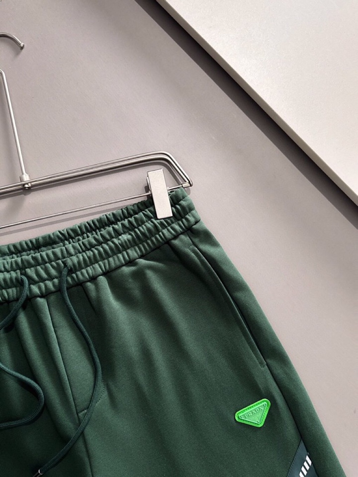  Prada 普拉达2025夏季最新品，同步有售，原单狠货，时尚休闲短裤，采用进口原版面料，顶级刺绣🪡工