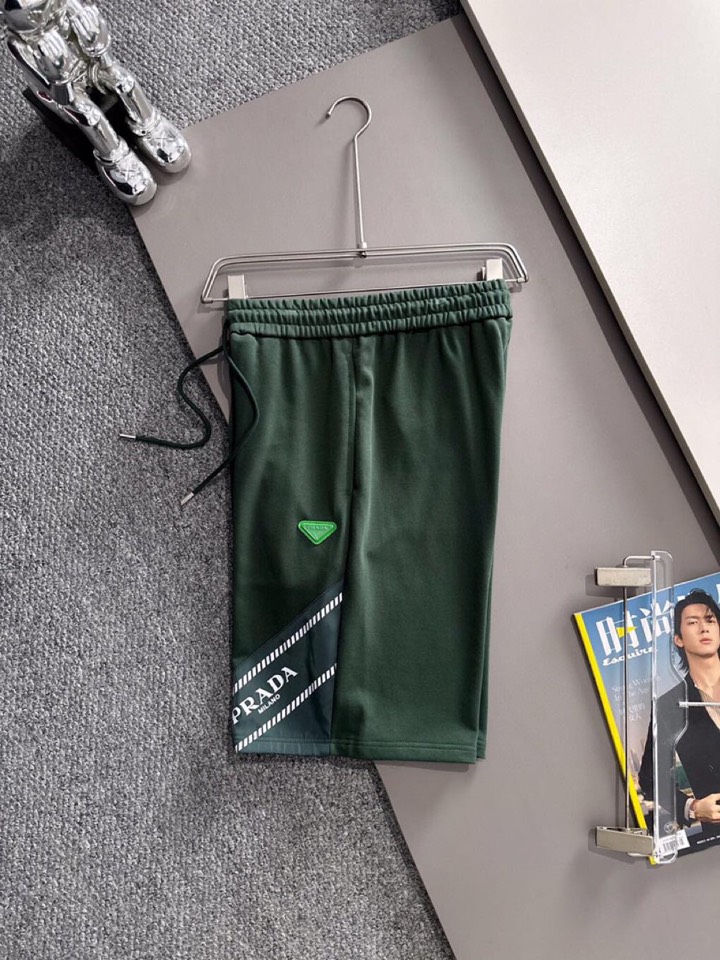  Prada 普拉达2025夏季最新品，同步有售，原单狠货，时尚休闲短裤，采用进口原版面料，顶级刺绣🪡工
