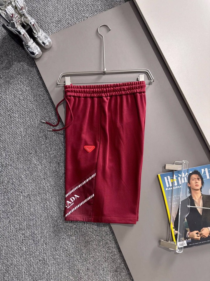 Prada 普拉达2025夏季最新品，同步有售，原单狠货，时尚休闲短裤，采用进口原版面料，顶级刺绣🪡工