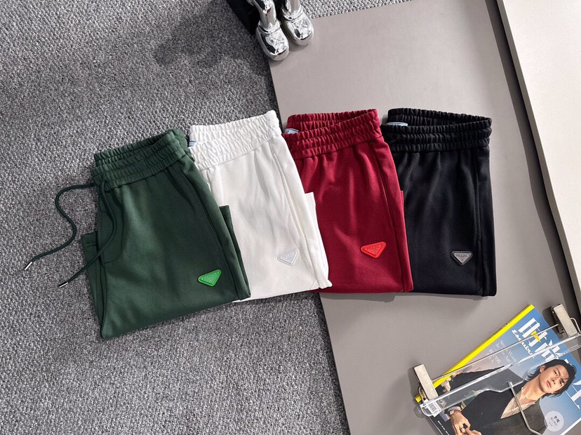  Prada 普拉达2025夏季最新品，同步有售，原单狠货，时尚休闲短裤，采用进口原版面料，顶级刺绣🪡工