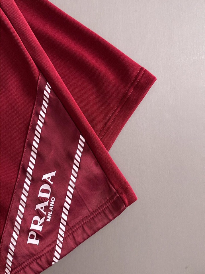  Prada 普拉达2025夏季最新品，同步有售，原单狠货，时尚休闲短裤，采用进口原版面料，顶级刺绣🪡工