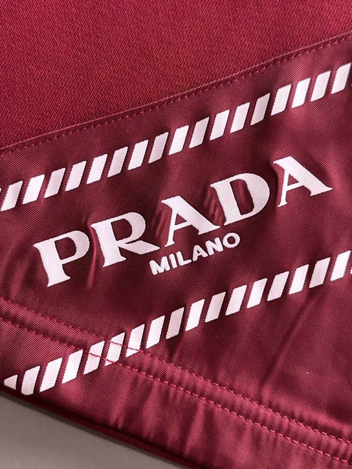  Prada 普拉达2025夏季最新品，同步有售，原单狠货，时尚休闲短裤，采用进口原版面料，顶级刺绣🪡工