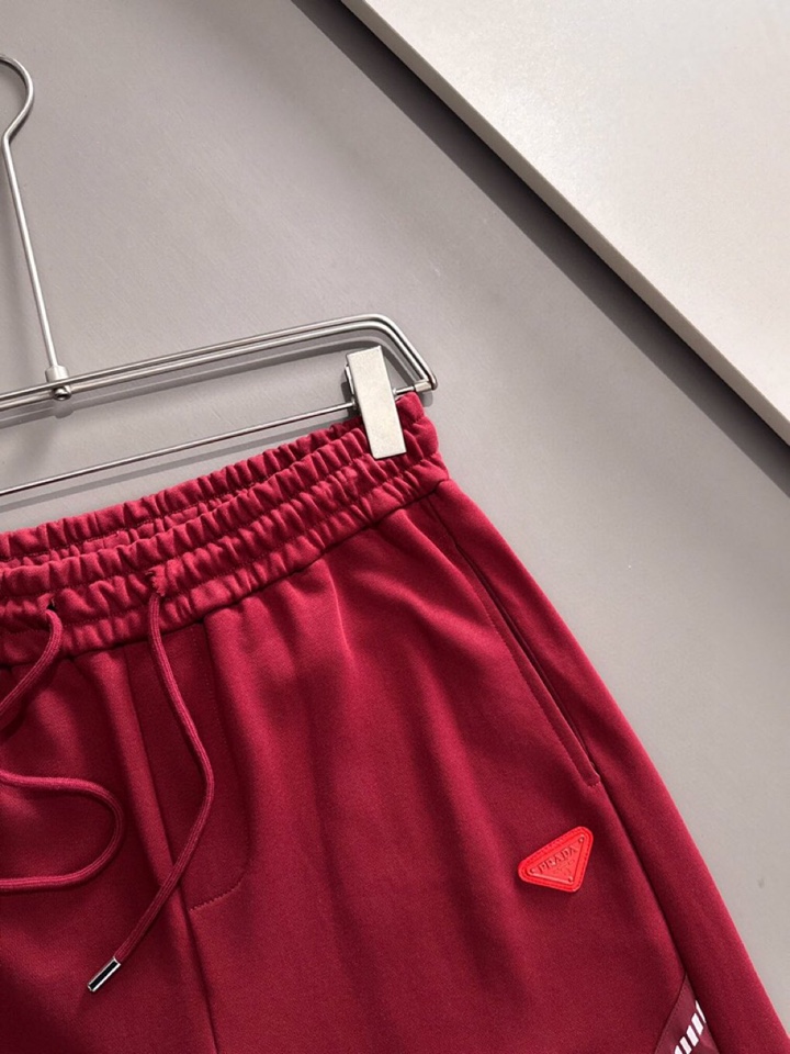  Prada 普拉达2025夏季最新品，同步有售，原单狠货，时尚休闲短裤，采用进口原版面料，顶级刺绣🪡工