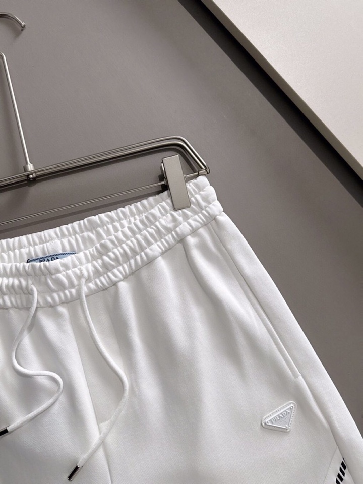  Prada 普拉达2025夏季最新品，同步有售，原单狠货，时尚休闲短裤，采用进口原版面料，顶级刺绣🪡工