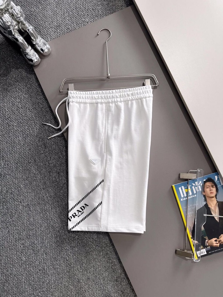  Prada 普拉达2025夏季最新品，同步有售，原单狠货，时尚休闲短裤，采用进口原版面料，顶级刺绣🪡工