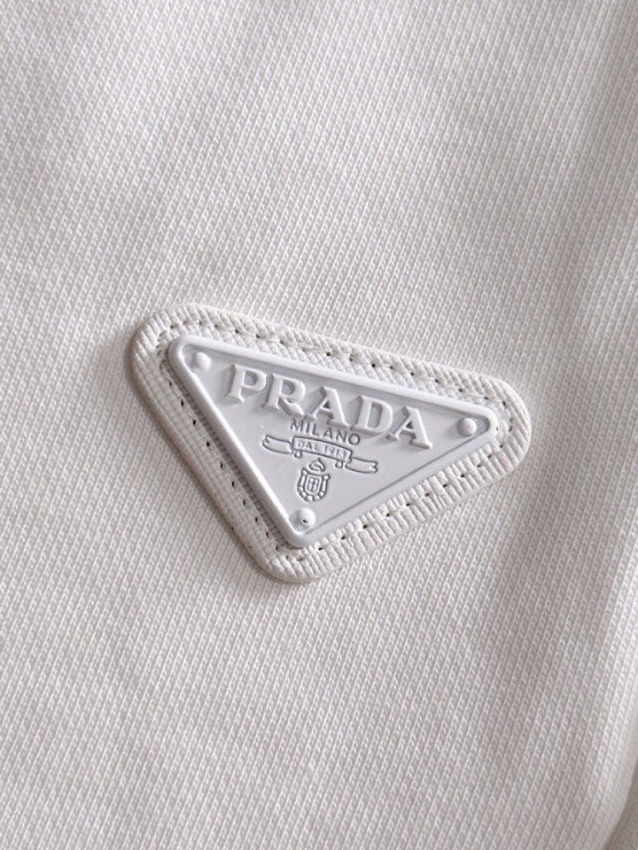  Prada 普拉达2025夏季最新品，同步有售，原单狠货，时尚休闲短裤，采用进口原版面料，顶级刺绣🪡工