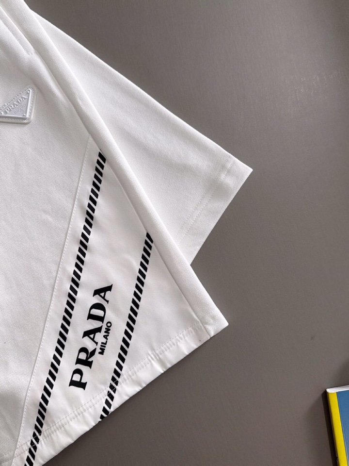  Prada 普拉达2025夏季最新品，同步有售，原单狠货，时尚休闲短裤，采用进口原版面料，顶级刺绣🪡工