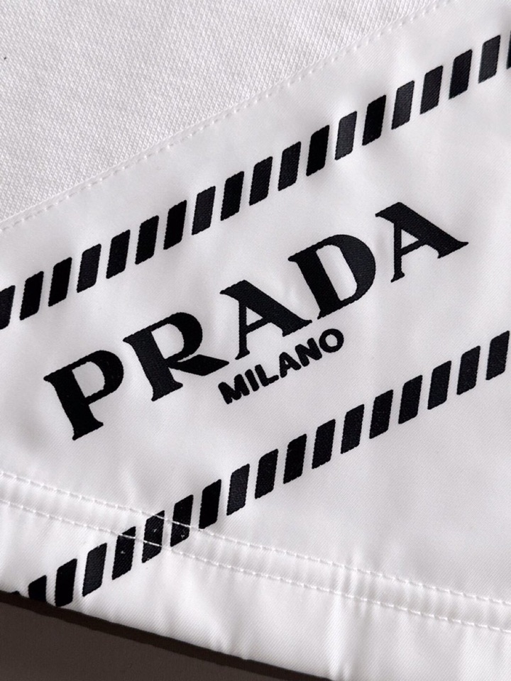  Prada 普拉达2025夏季最新品，同步有售，原单狠货，时尚休闲短裤，采用进口原版面料，顶级刺绣🪡工