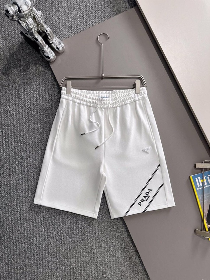  Prada 普拉达2025夏季最新品，同步有售，原单狠货，时尚休闲短裤，采用进口原版面料，顶级刺绣🪡工
