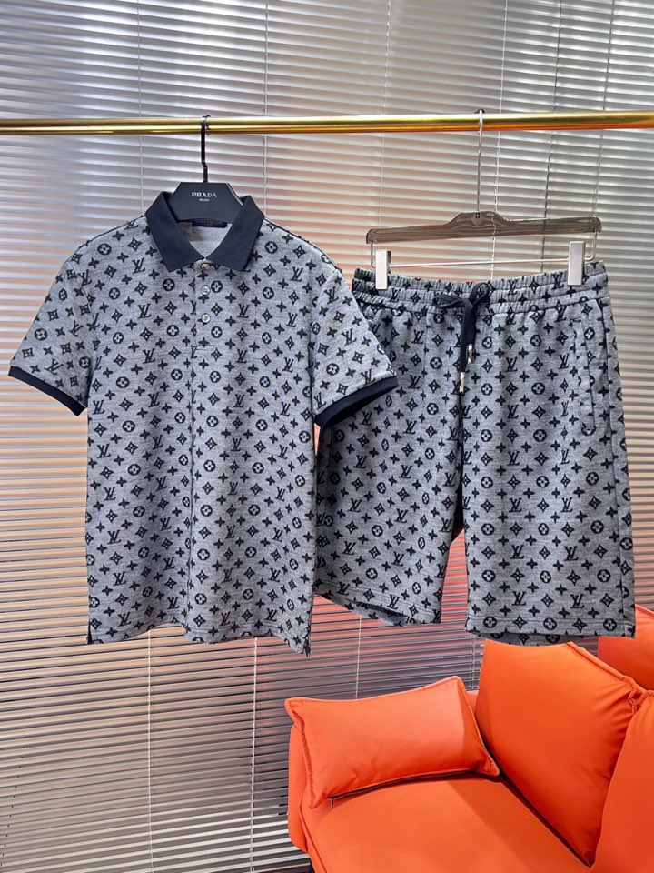  Louis Vuitton 路易威登LV 驴牌2025春夏最新款男女同款情侣款翻领套装，定制老花log