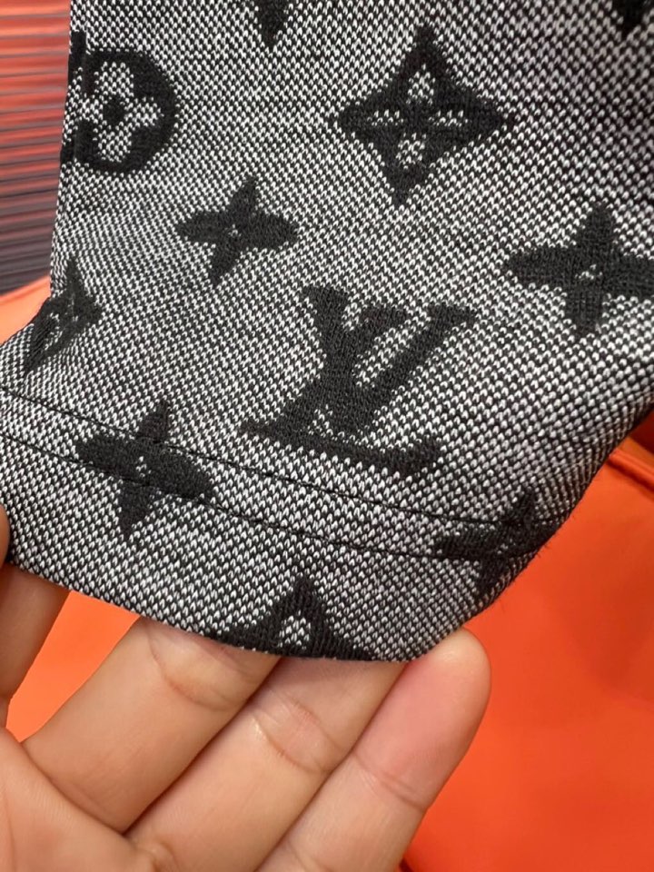  Louis Vuitton 路易威登LV 驴牌2025春夏最新款男女同款情侣款翻领套装，定制老花log