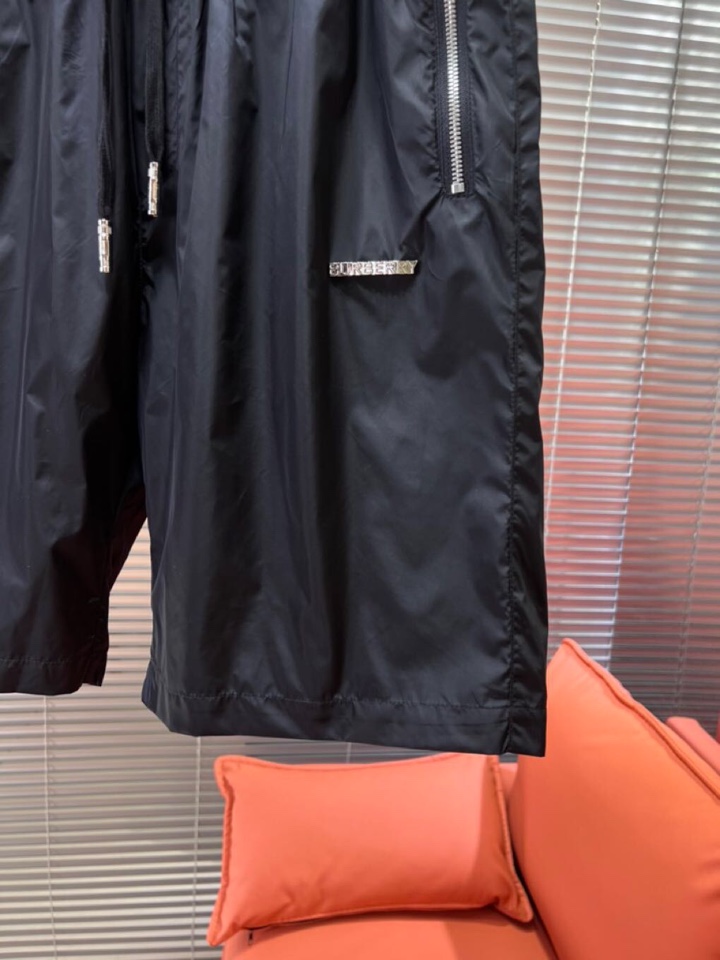  Burberry 巴宝莉2025SS 春夏新款经典短裤，定制级聚酯纤维面料，抽绳式弹力绳裤腰，点缀字母