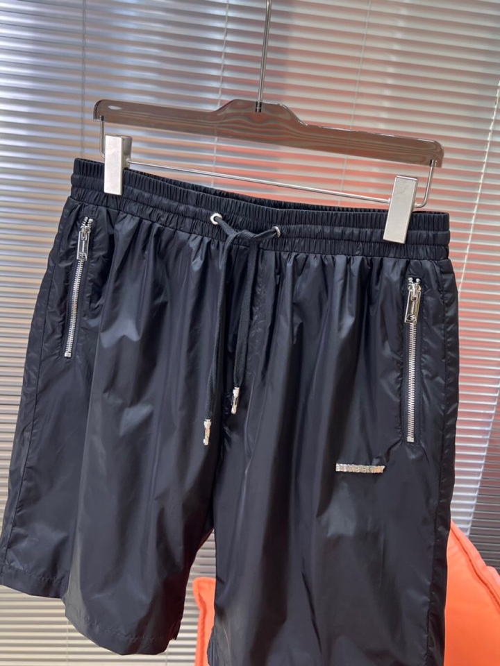  Burberry 巴宝莉2025SS 春夏新款经典短裤，定制级聚酯纤维面料，抽绳式弹力绳裤腰，点缀字母