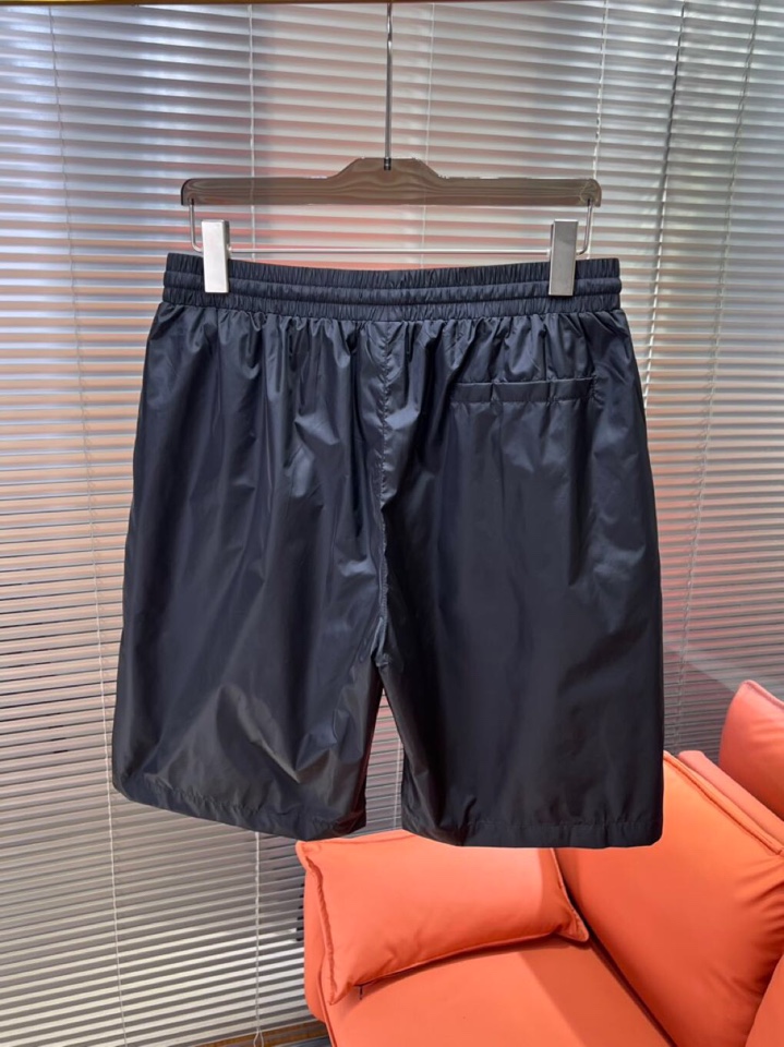  Burberry 巴宝莉2025SS 春夏新款经典短裤，定制级聚酯纤维面料，抽绳式弹力绳裤腰，点缀字母