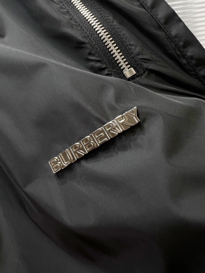  Burberry 巴宝莉2025SS 春夏新款经典短裤，定制级聚酯纤维面料，抽绳式弹力绳裤腰，点缀字母