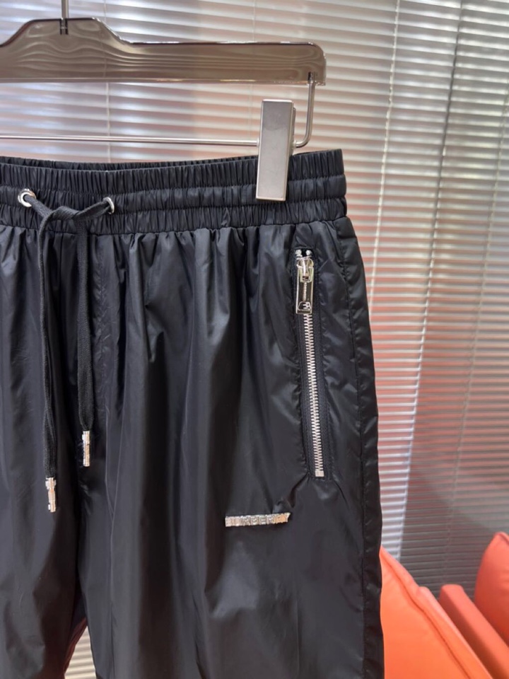  Burberry 巴宝莉2025SS 春夏新款经典短裤，定制级聚酯纤维面料，抽绳式弹力绳裤腰，点缀字母