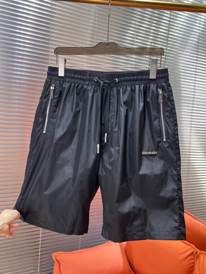  Burberry 巴宝莉2025SS 春夏新款经典短裤，定制级聚酯纤维面料，抽绳式弹力绳裤腰，点缀字母