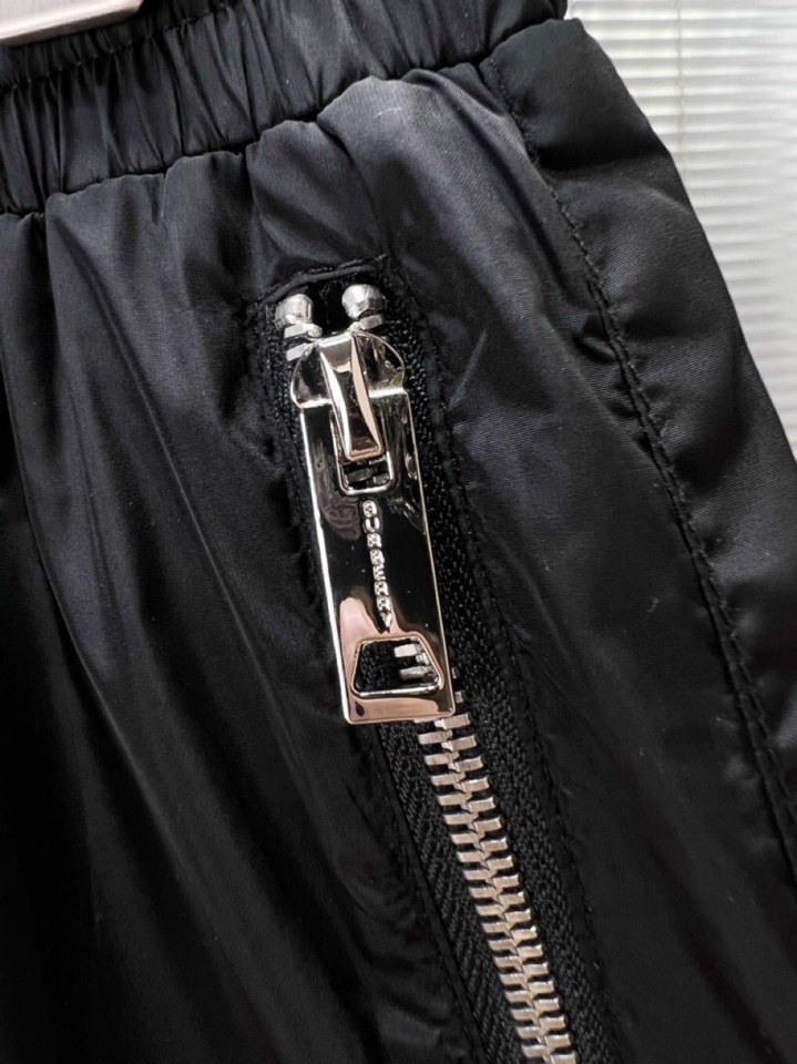  Burberry 巴宝莉2025SS 春夏新款经典短裤，定制级聚酯纤维面料，抽绳式弹力绳裤腰，点缀字母