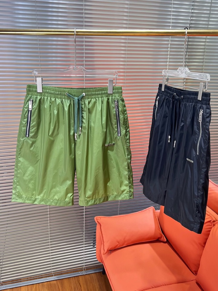  Burberry 巴宝莉2025SS 春夏新款经典短裤，定制级聚酯纤维面料，抽绳式弹力绳裤腰，点缀字母