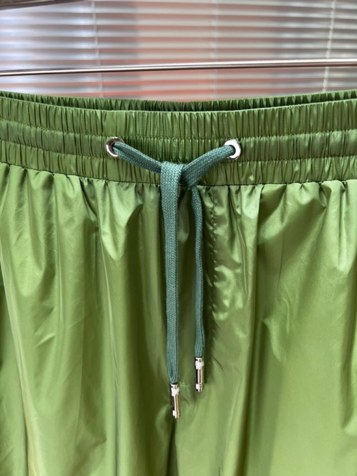  Burberry 巴宝莉2025SS 春夏新款经典短裤，定制级聚酯纤维面料，抽绳式弹力绳裤腰，点缀字母