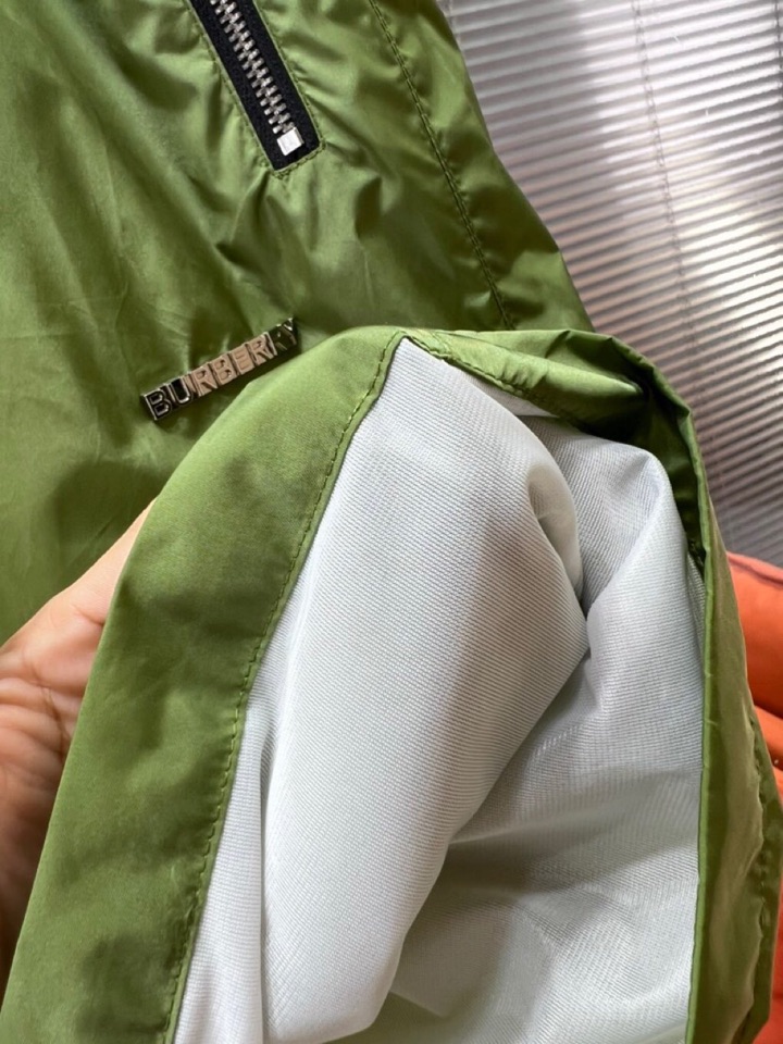  Burberry 巴宝莉2025SS 春夏新款经典短裤，定制级聚酯纤维面料，抽绳式弹力绳裤腰，点缀字母