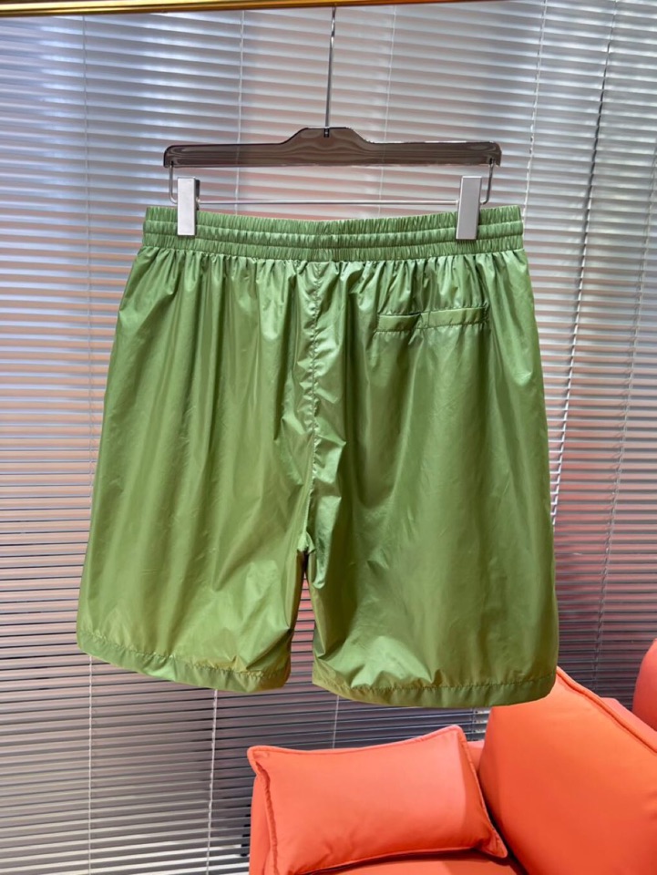  Burberry 巴宝莉2025SS 春夏新款经典短裤，定制级聚酯纤维面料，抽绳式弹力绳裤腰，点缀字母