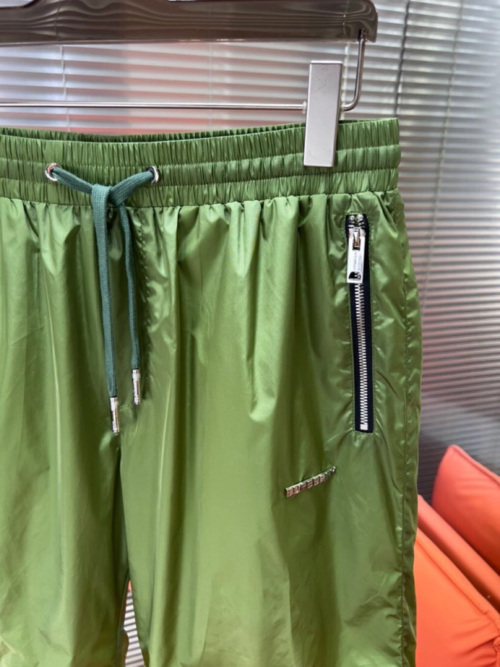  Burberry 巴宝莉2025SS 春夏新款经典短裤，定制级聚酯纤维面料，抽绳式弹力绳裤腰，点缀字母