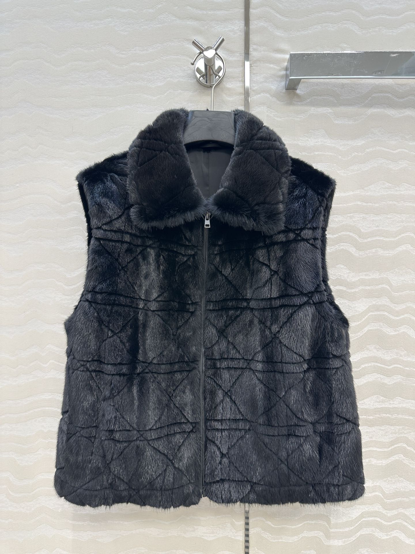 NO:710898,Exclusively customized high-end goods, MissD cannage pattern high-definition mink!  Purple Label from Copenhagen Auction House, Denmark!  High-end female mink fur vest coat!  Pure natural fur is super rare!  The little fairy’s dream mink!  The price of the cabinet is 14w!  High-end luxury items are a must-have for white, rich and beautiful goddesses!  Fur that will never go out of style if you wear it all year round!  Perfect details verification!  The original H version of the lapel is elegant and unattractive. The upper body is luxurious and noble with a glossy and smooth texture!  The lambskin binding process is a perfect pure hand-made process. There is no need to question the quality of the handicrafts of our professional masters!  Order quickly!  Two colors of 3 sizes. M size: bust, length 53.0, Dior-clothing, dior, jackets & coats, sheepskin,19860909独家定制高端好货,MissD系藤格纹高定水貂！丹麦哥本哈根拍卖行紫标！高级小母貂皮草马甲小外套！纯天然皮草超难得！小仙女的梦中情貂！柜柜价格14个w！白富美女神必入高奢单品！一年穿都不会过时的皮草！完美细节验证！原版翻领H版型大气不挑人.光泽幼滑质感上身奢华高贵！小羊皮包边工艺 完美纯手工制作工艺,我家专业老师傅手工艺品质无需质疑！速度下单！两色3码.M码: 胸围,衣长53.0,迪奥-服装,dior,jackets & coats,sheepskin,,Women's clothing