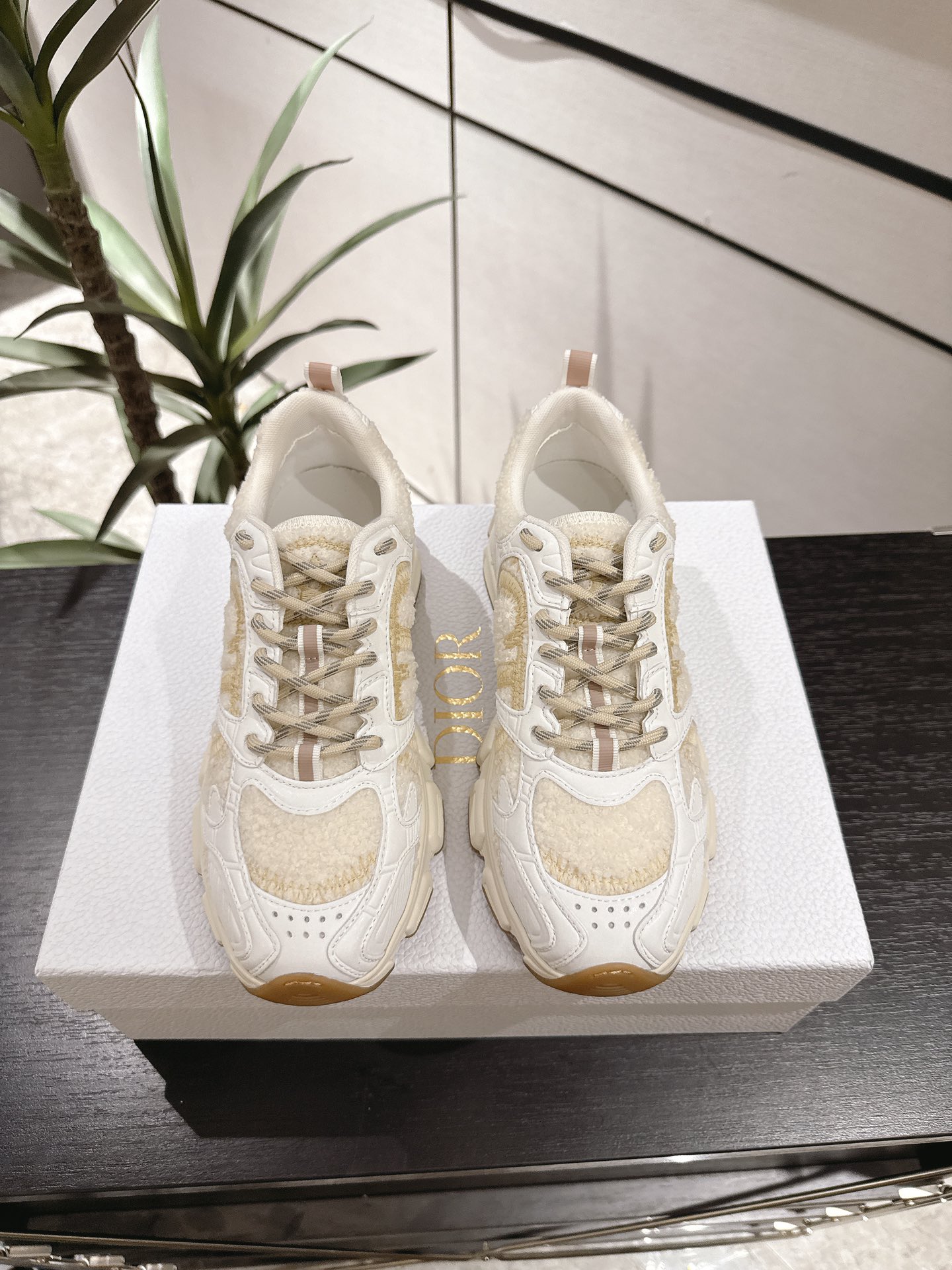 NO:482418,Dior ss new Chrono series thick-soled mesh color-blocked running shoes couple dad shoes casual sneakers top version original purchase developed and made products This Dior Chrono sneakers are made of white and black mesh fabric with leather effect inserts, CD logos on both sides, star patches on the tongue and Dior logo on the heel, and many details show the style. Two-color shoelaces, light soles and star decoration, can create a casual look all year round, complementing various casual or elegant items. Original imported fabric, imported cowhide + mesh, original custom breathable mesh, original sole, open molded anti-slip rubber outsole, sole thickness is about 4.5cm, size 35-45, casual shoes/sports shoes, dior, dior, sneakers, cowhide19860909Dior·迪奥 ss新款 Chrono系列厚底网面拼色跑鞋情侣款老爹鞋休闲运动鞋 顶级版本原版购入开发做货 这款Dior Chrono运动鞋采用白色和黑色网眼织物搭配皮革效果镶片,两侧的CD标志、鞋舌上的星星补丁和鞋跟的 Dior 标志,诸多细节彰显格调.双色鞋带,轻盈鞋底搭配星星装饰,可全年打造休闲造型,与各式休闲或优雅单品相得益彰. 面料原版进口头层牛皮+网面 内里原版定制透气网里 鞋底原版开模防滑橡胶大底 底厚约4.5cm 码数35-45,休闲鞋/运动鞋,dior,dior,sneakers,cowhide,Women's Shoes