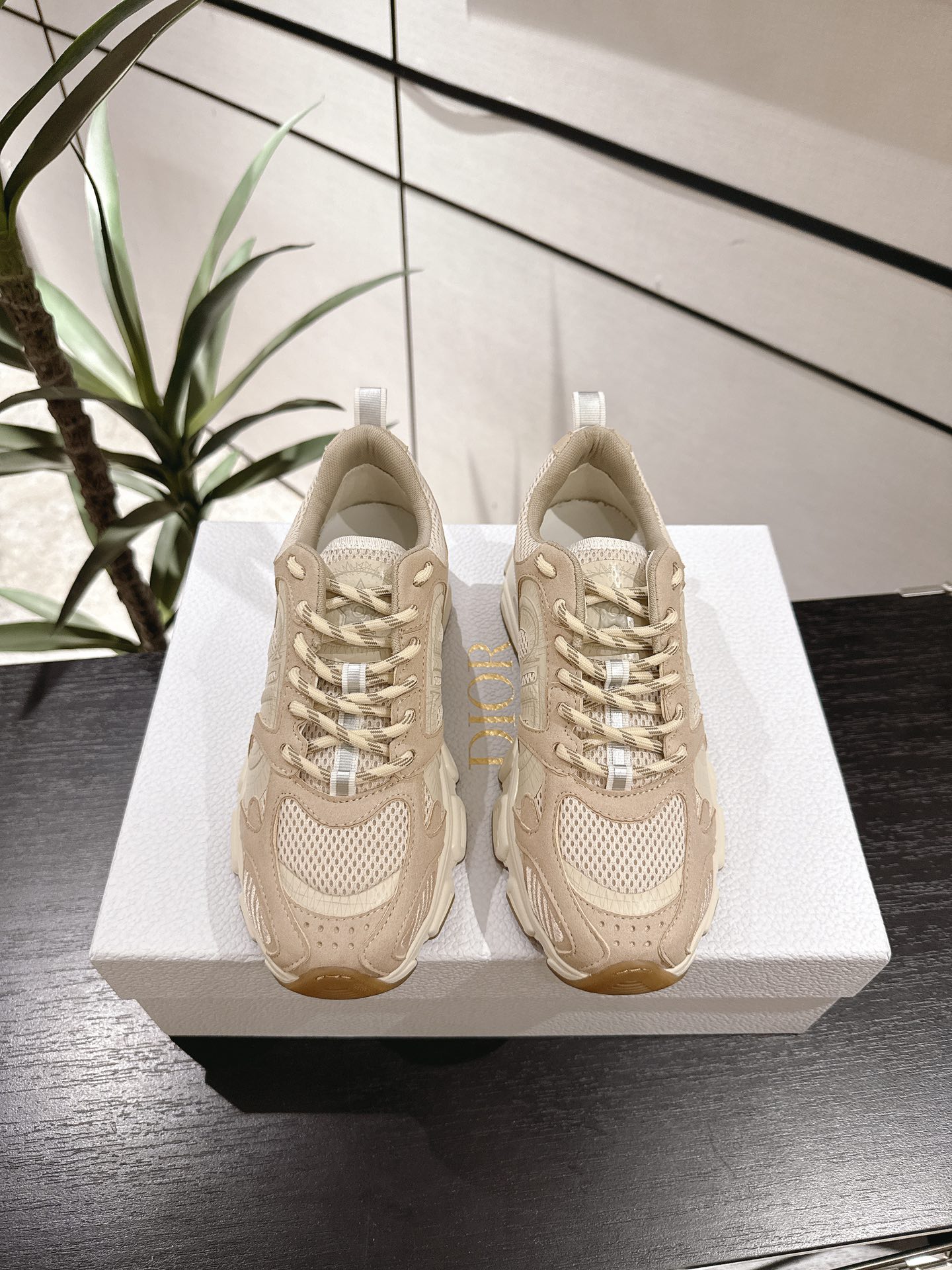 NO:482424,Dior ss new Chrono series thick-soled mesh color-blocked running shoes couple dad shoes casual sneakers top version original purchase developed and made products This Dior Chrono sneakers are made of white and black mesh fabric with leather effect inserts, CD logos on both sides, star patches on the tongue and Dior logo on the heel, and many details show the style. Two-color shoelaces, light soles and star decoration, can create a casual look all year round, complementing various casual or elegant items. Original imported fabric, imported cowhide + mesh, original custom breathable mesh, original sole, open molded anti-slip rubber outsole, sole thickness is about 4.5cm, size 35-4, casual shoes/sports shoes, dior, dior, sneakers, cowhide19860909Dior·迪奥 ss新款 Chrono系列厚底网面拼色跑鞋情侣款老爹鞋休闲运动鞋 顶级版本原版购入开发做货 这款Dior Chrono运动鞋采用白色和黑色网眼织物搭配皮革效果镶片,两侧的CD标志、鞋舌上的星星补丁和鞋跟的 Dior 标志,诸多细节彰显格调.双色鞋带,轻盈鞋底搭配星星装饰,可全年打造休闲造型,与各式休闲或优雅单品相得益彰. 面料原版进口头层牛皮+网面 内里原版定制透气网里 鞋底原版开模防滑橡胶大底 底厚约4.5cm 码数35-4,休闲鞋/运动鞋,dior,dior,sneakers,cowhide,Women's Shoes