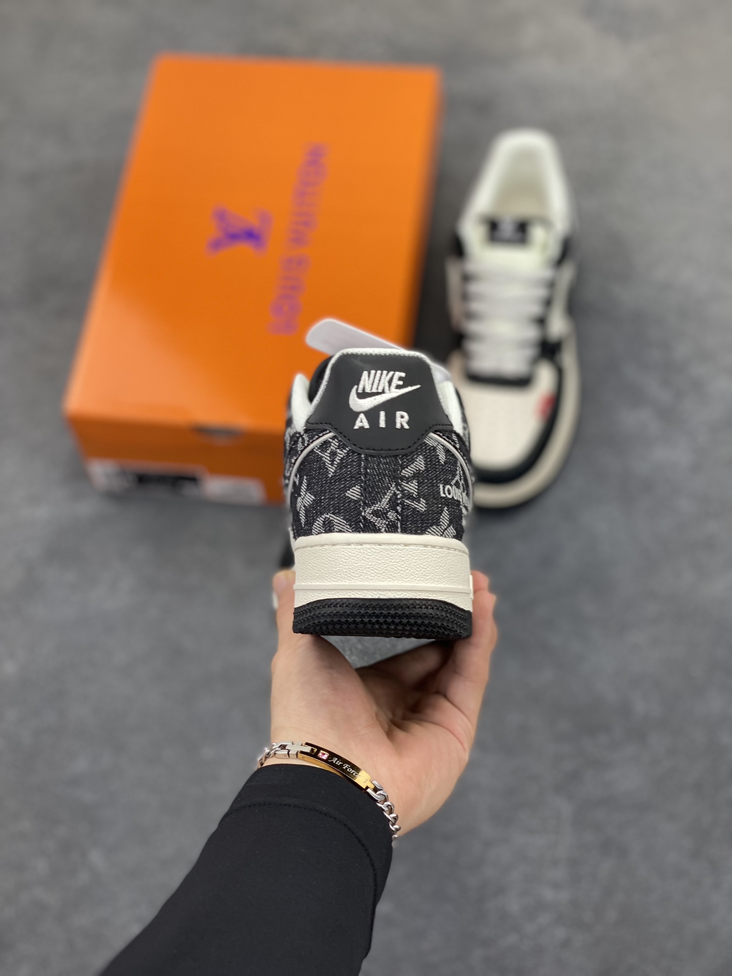 图片[4]-Nike Air Force 1 \’07 Low “LV联名——牛仔猪八米黑”空军一号 低帮 运动鞋 休闲鞋 折边针车 工艺难度大 原楦头原纸板 原装鞋盒 定制五金配件 内置全掌气垫 原厂鞋底 货号：MZ9588-805 尺码：36 36.5 37.5 38 38.5 39 40 40.5 41 42 42.5 43 44 44.5 45-选品中心