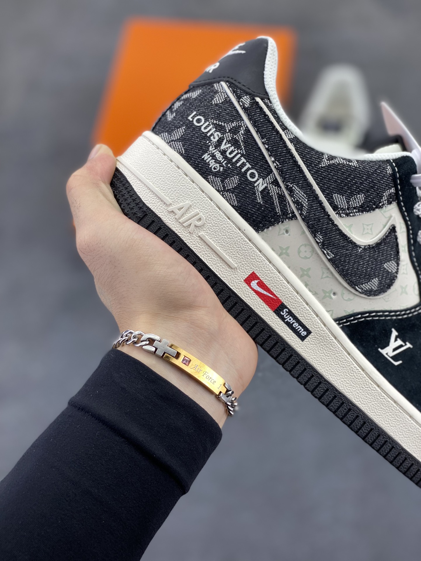 图片[6]-Nike Air Force 1 \’07 Low “LV联名——牛仔猪八米黑”空军一号 低帮 运动鞋 休闲鞋 折边针车 工艺难度大 原楦头原纸板 原装鞋盒 定制五金配件 内置全掌气垫 原厂鞋底 货号：MZ9588-805 尺码：36 36.5 37.5 38 38.5 39 40 40.5 41 42 42.5 43 44 44.5 45-选品中心