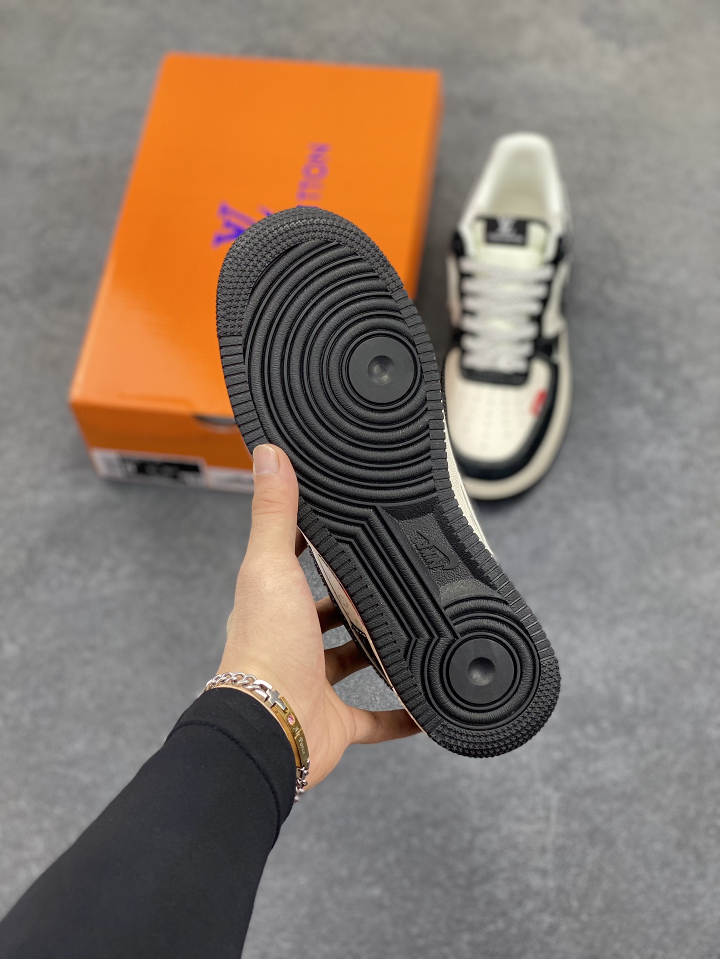 图片[5]-Nike Air Force 1 \’07 Low “LV联名——牛仔猪八米黑”空军一号 低帮 运动鞋 休闲鞋 折边针车 工艺难度大 原楦头原纸板 原装鞋盒 定制五金配件 内置全掌气垫 原厂鞋底 货号：MZ9588-805 尺码：36 36.5 37.5 38 38.5 39 40 40.5 41 42 42.5 43 44 44.5 45-选品中心