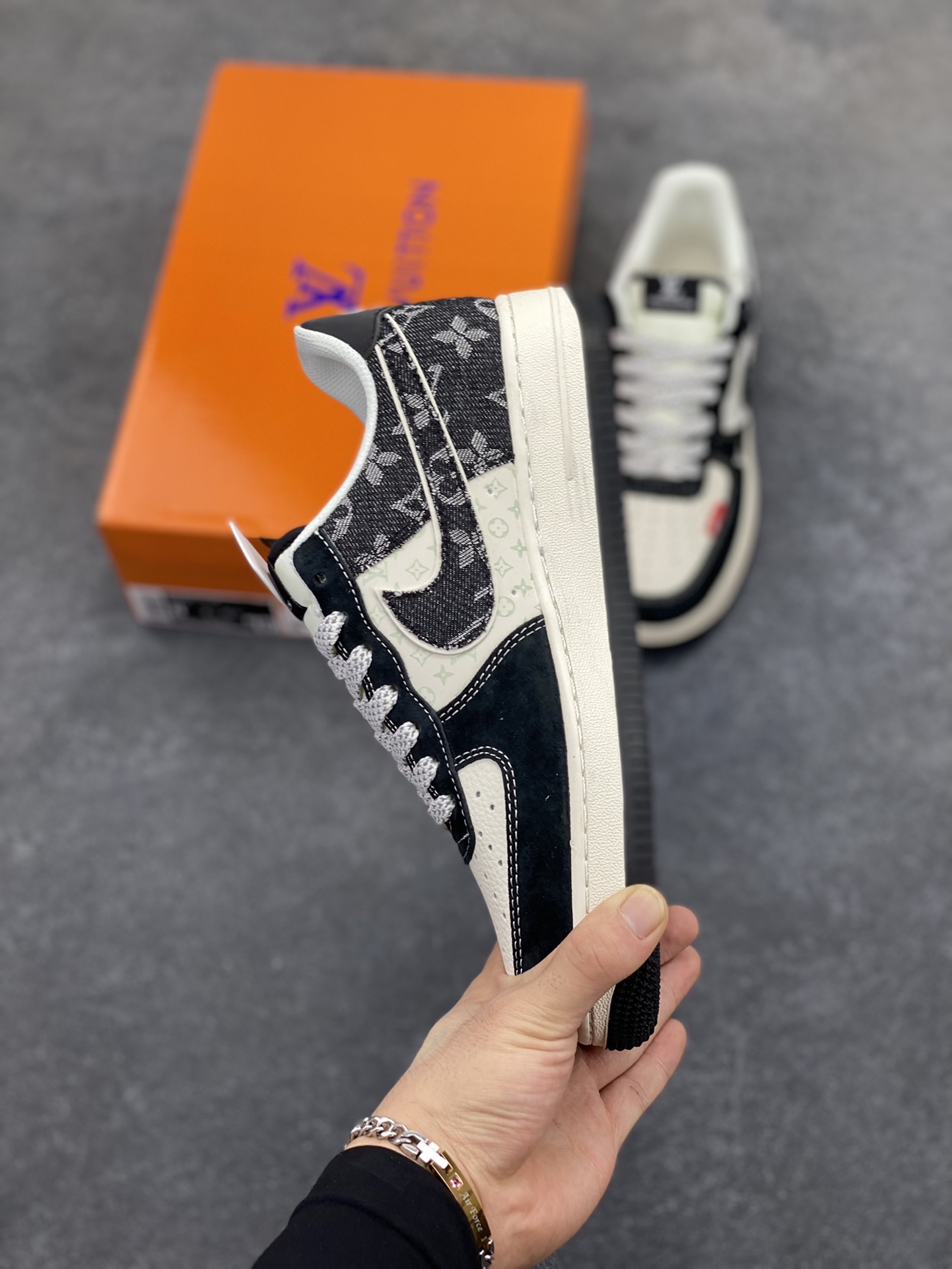 图片[3]-Nike Air Force 1 \’07 Low “LV联名——牛仔猪八米黑”空军一号 低帮 运动鞋 休闲鞋 折边针车 工艺难度大 原楦头原纸板 原装鞋盒 定制五金配件 内置全掌气垫 原厂鞋底 货号：MZ9588-805 尺码：36 36.5 37.5 38 38.5 39 40 40.5 41 42 42.5 43 44 44.5 45-选品中心