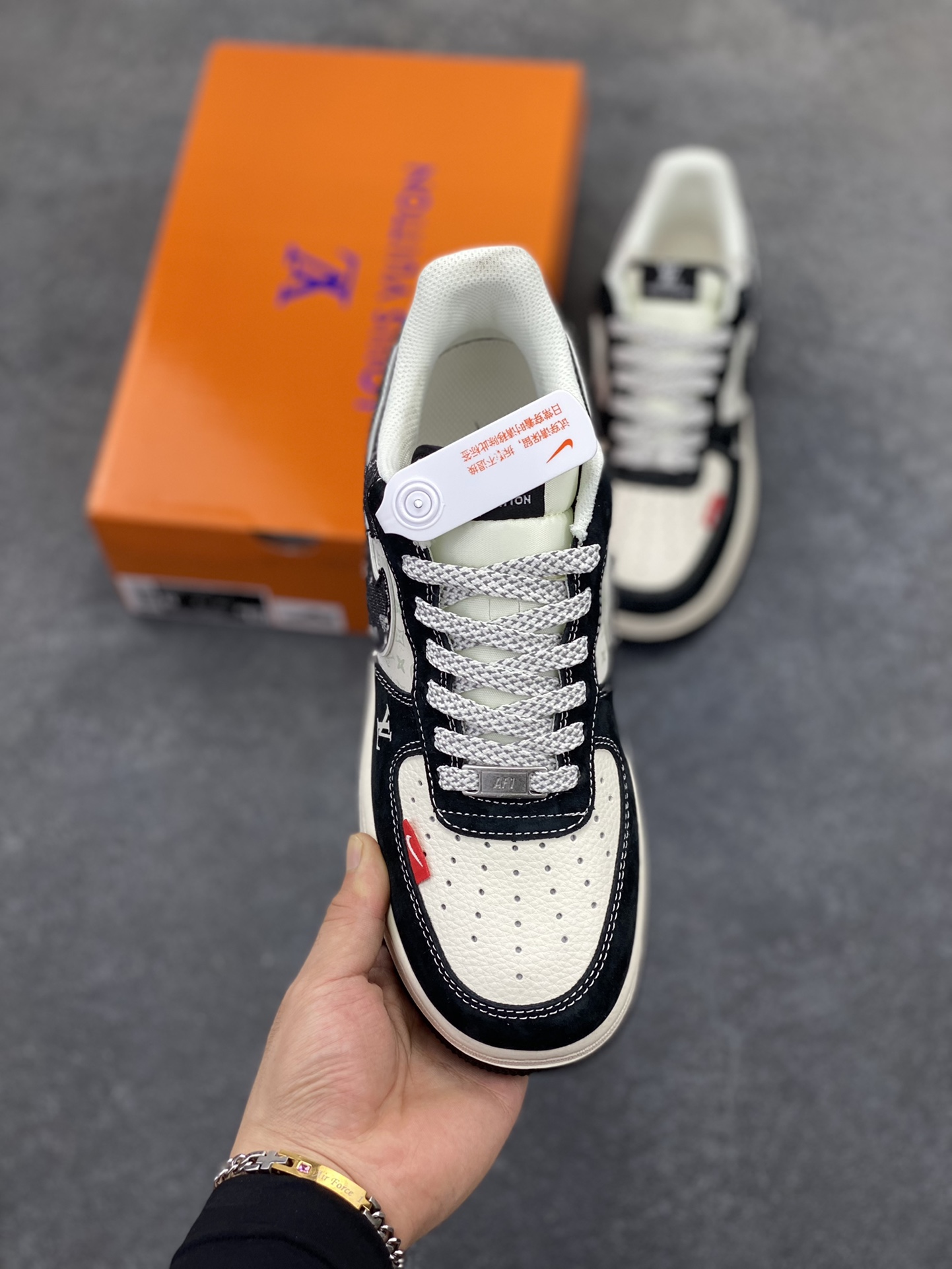 图片[2]-Nike Air Force 1 \’07 Low “LV联名——牛仔猪八米黑”空军一号 低帮 运动鞋 休闲鞋 折边针车 工艺难度大 原楦头原纸板 原装鞋盒 定制五金配件 内置全掌气垫 原厂鞋底 货号：MZ9588-805 尺码：36 36.5 37.5 38 38.5 39 40 40.5 41 42 42.5 43 44 44.5 45-选品中心