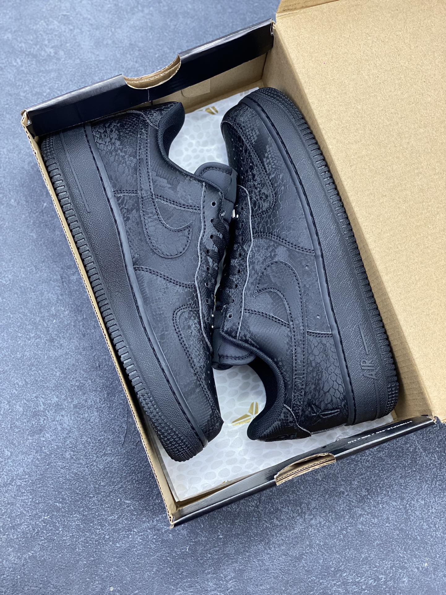 图片[9]-Nike Air Force 1 Low “Kobe Bryant”黑蛇纹科比限定 空军一号低帮休闲板鞋 原楦头原纸板 打造纯正空军版型#专注外贸渠道 全掌内置蜂窝气垫 #原盒配件 原厂中底钢印、拉帮完美 货号：IB0018-800 尺码：36 36.5 37.5 38 38.5 39 40 40.5 41 42 42.5 43 44 44.5 45-选品中心