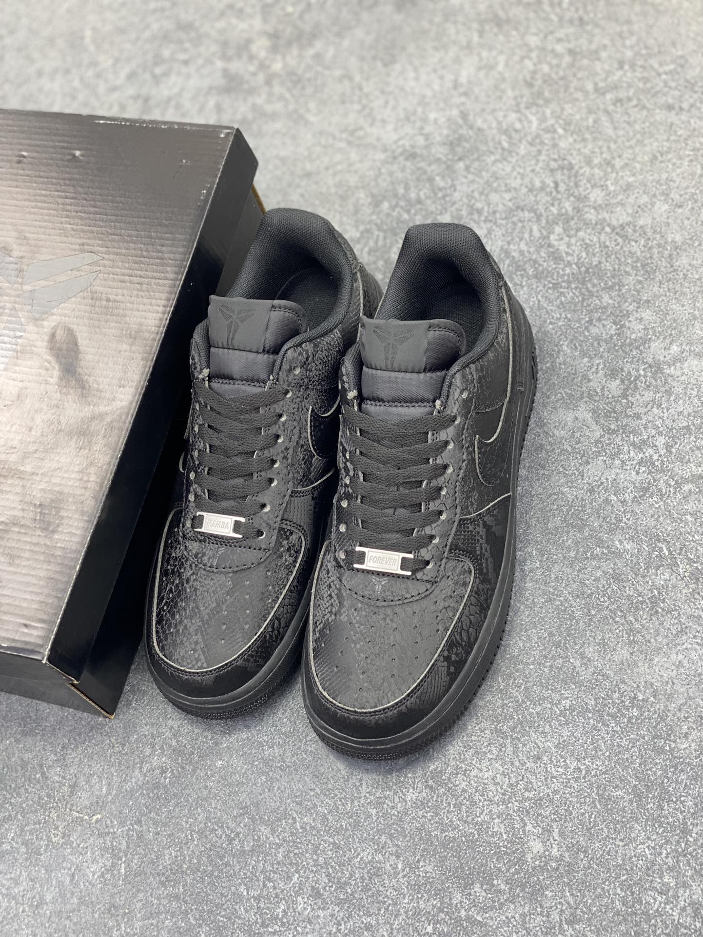 图片[8]-Nike Air Force 1 Low “Kobe Bryant”黑蛇纹科比限定 空军一号低帮休闲板鞋 原楦头原纸板 打造纯正空军版型#专注外贸渠道 全掌内置蜂窝气垫 #原盒配件 原厂中底钢印、拉帮完美 货号：IB0018-800 尺码：36 36.5 37.5 38 38.5 39 40 40.5 41 42 42.5 43 44 44.5 45-选品中心