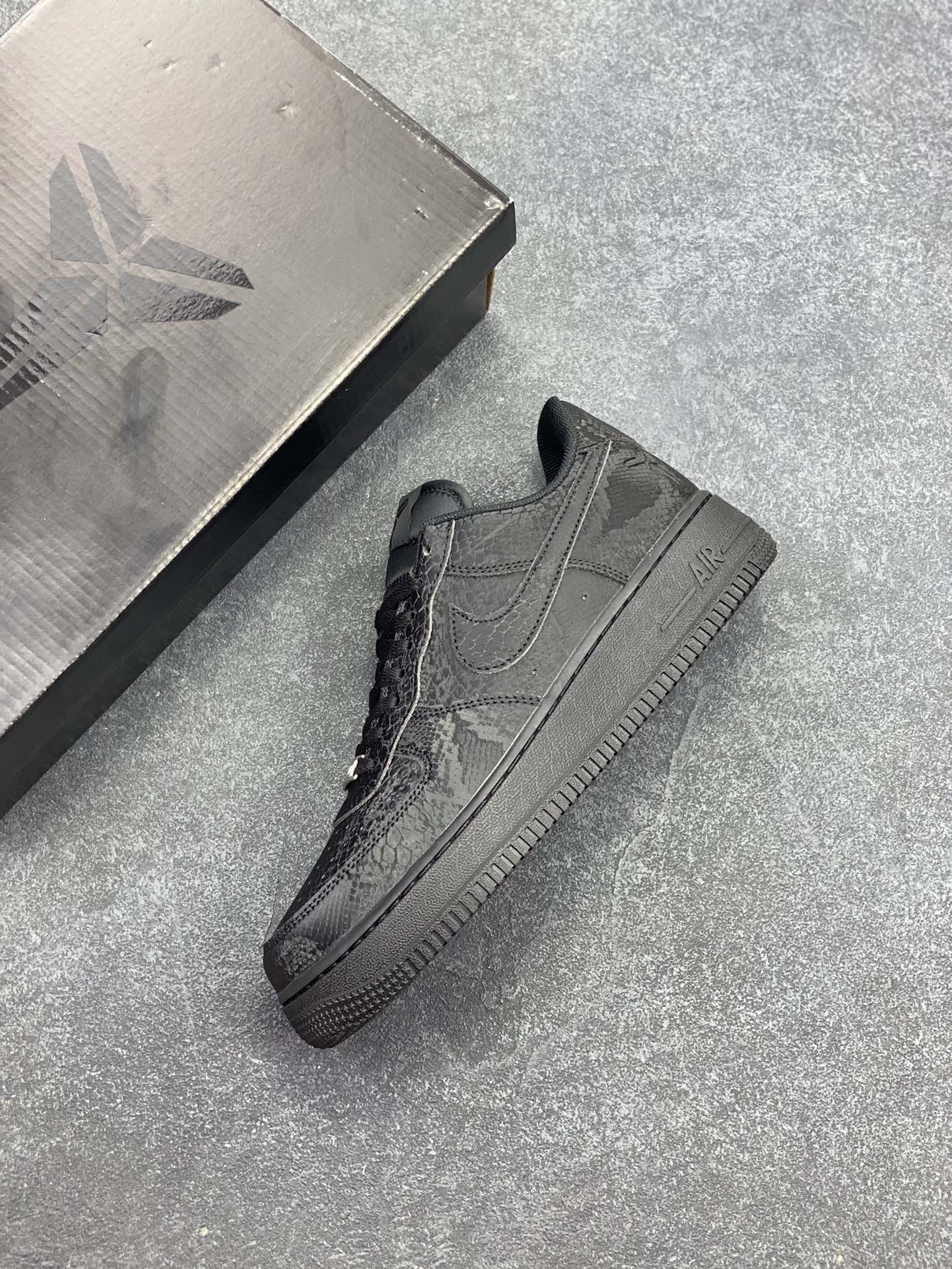 图片[7]-Nike Air Force 1 Low “Kobe Bryant”黑蛇纹科比限定 空军一号低帮休闲板鞋 原楦头原纸板 打造纯正空军版型#专注外贸渠道 全掌内置蜂窝气垫 #原盒配件 原厂中底钢印、拉帮完美 货号：IB0018-800 尺码：36 36.5 37.5 38 38.5 39 40 40.5 41 42 42.5 43 44 44.5 45-选品中心