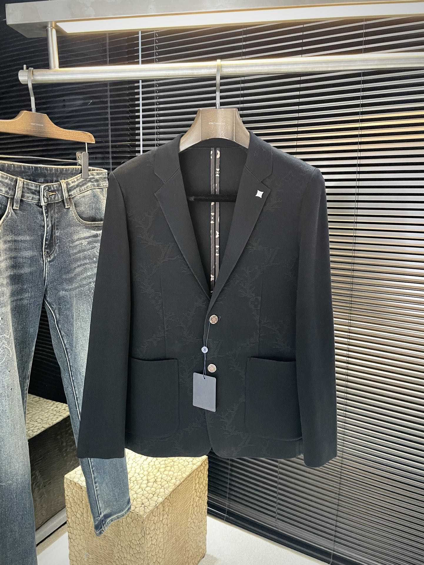 NO:517914,P LOUIS VU (Louis) 2025 autumn new suit jacket. Fashionable and business-casual, imported viscose fabric, light luster, soft and smooth, delicate texture. Perfect tailoring, comfortable, styling and stylish. I can't describe the feel. Handsome and capable design. The style is a slim style. The wear is super rigorous and the details of the lock edge are all very rigorous and exquisite. Absolutely first-line OEM requirements!  Very fashionable casual suit worth owning!  Size M-3XL, louis vuitton,louis vuitton,jackets & coats,business suit,alexander wang19860909P  LOUIS VU（路易）2025秋季新品西装外套.时尚商务休闲,进口粘纤面料 淡淡光泽 柔软顺滑 质感细腻.完美剪裁合体贴身 舒适 塑形有型.手感我无法言喻 帅气干练设计 版型属于修身款式 穿着超赞 锁边细节 都非常严谨考究 绝对一线代工要求！非常时尚休闲便装西服 值得拥有！尺码 M-3XL,,louis vuitton,louis vuitton,jackets & coats,business suit,alexander wang,Men's clothing