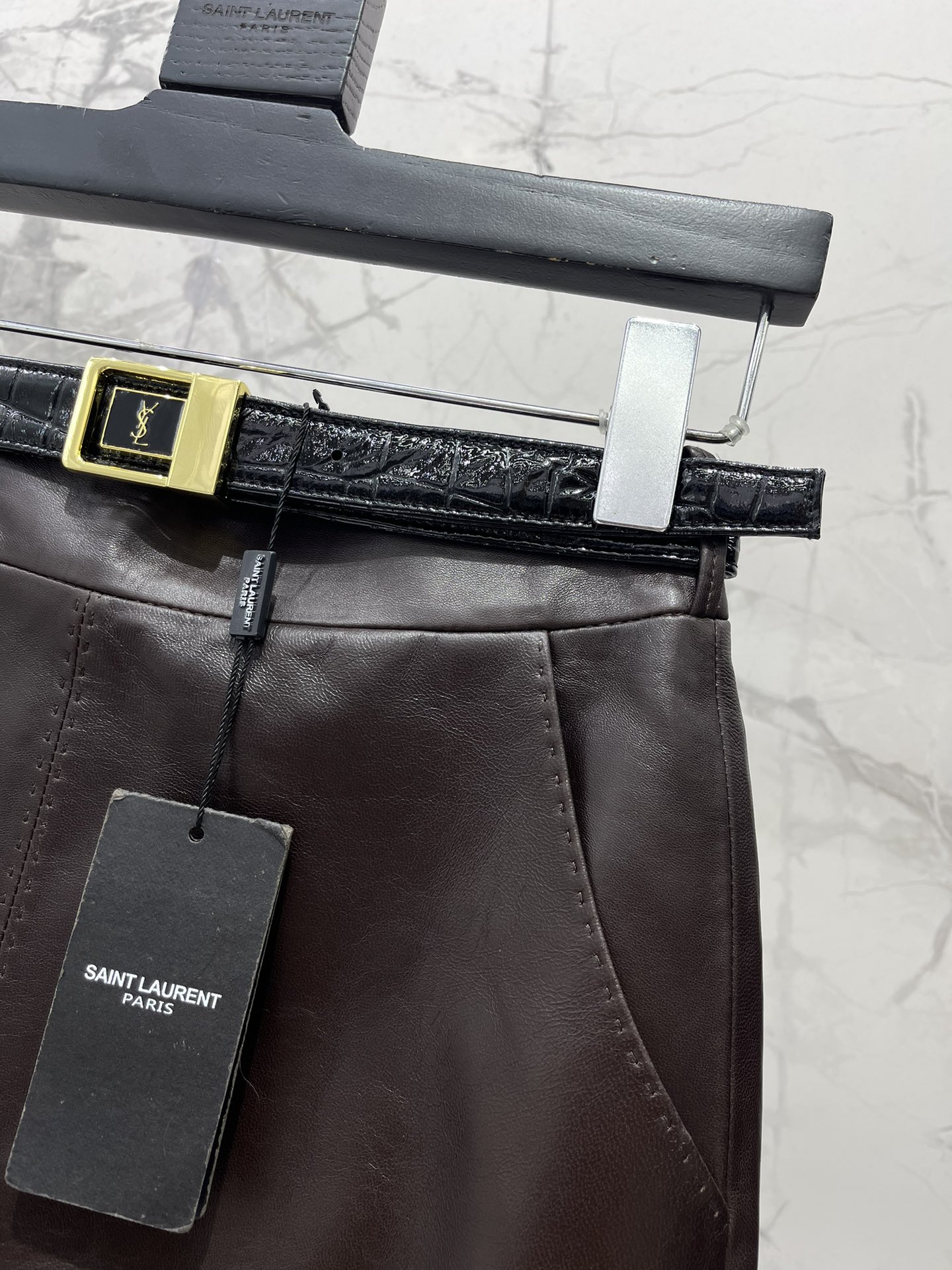 𝗦𝗔𝗜𝗡𝗧 𝗟𝗔𝗨𝗥𝗘𝗡* 圣罗家手工珠边皮裙腰带搭配💃 这款皮裙的设计简直让人眼前一亮，手工珠边的设计