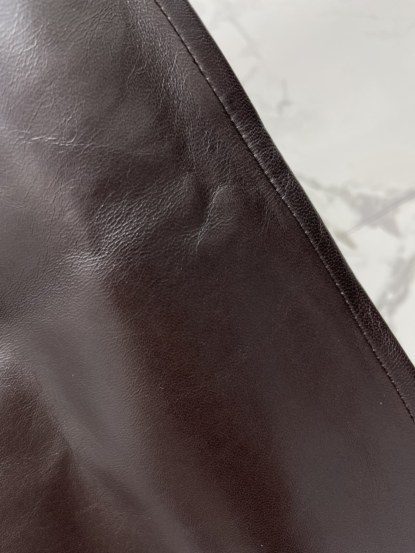 𝗦𝗔𝗜𝗡𝗧 𝗟𝗔𝗨𝗥𝗘𝗡* 圣罗家手工珠边皮裙腰带搭配💃 这款皮裙的设计简直让人眼前一亮，手工珠边的设计